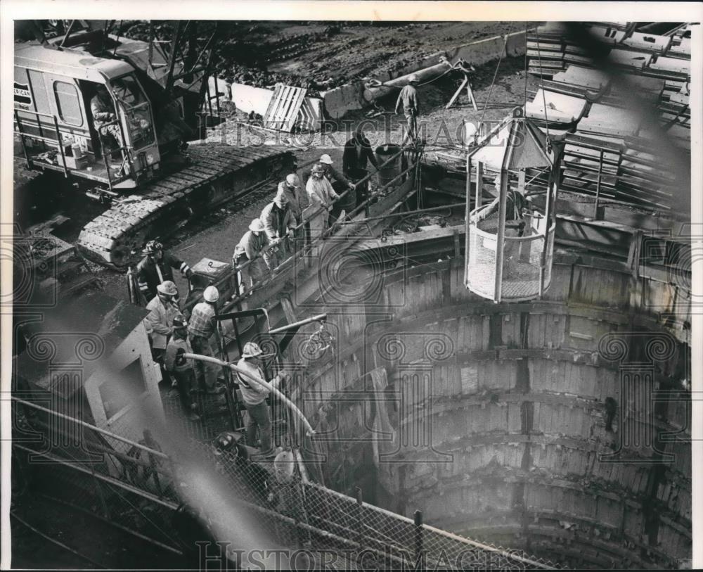 1988 Press Photo Milwaukee Sewer Worker Lowered Into Collector After Explosion - Historic Images