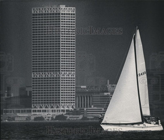 1983 Press Photo sail boat sales by Milwaukee skyline. - mjb61865 - Historic Images