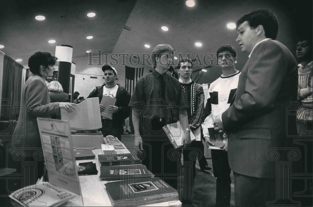 1992 Press Photo Group of students from Milwaukee School of Engineering. - Historic Images