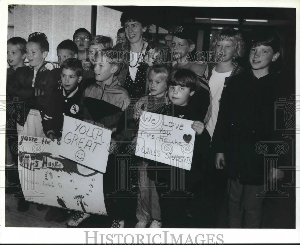 1994 Press Photo Principal Mary Hauke with Students, Wales Elementary School - Historic Images