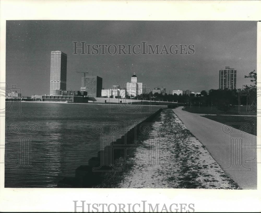 1985 Press Photo View of Downtown Milwaukee and Lake Michigan, Wisconsin - Historic Images