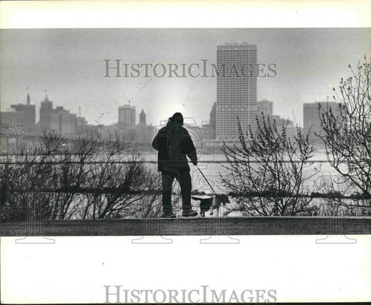 1980 Press Photo Man Walking His Dog In Bay View Park In St. Francis, Wisconsin - Historic Images