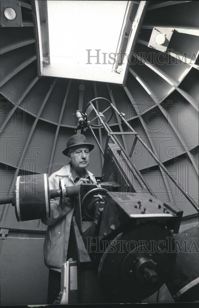 1984 Press Photo Astronomer Carl Edquist Holding Open House at Observatory - Historic Images