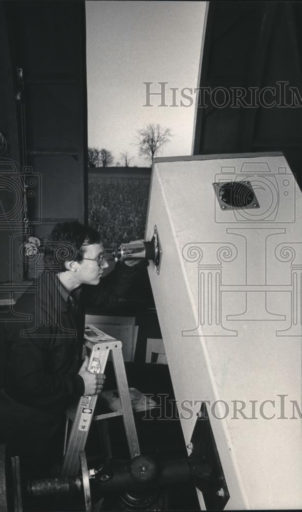 1985 Press Photo Kevin Bert, at his observatory looking for Comet, Kirchhayn. - Historic Images