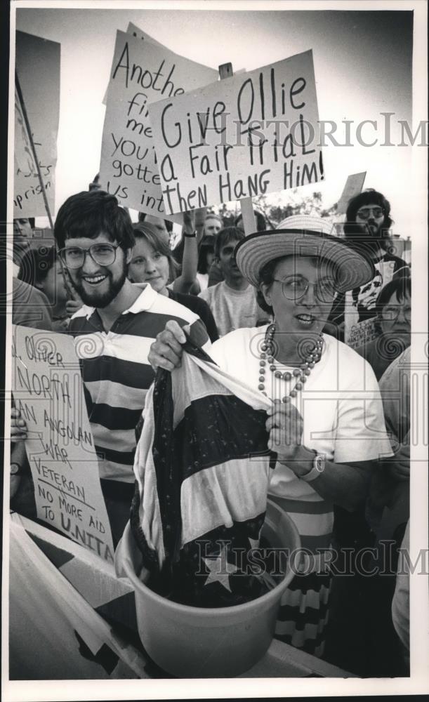 1988 Press Photo Nancy Johnson washes flag in protest of Oliver North, Waukesha. - Historic Images