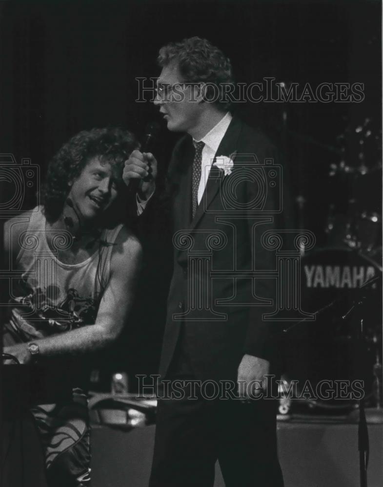 1989 Press Photo Pat Sheedy plays keyboard as Mayor Norquist sings, Wisconsin. - Historic Images