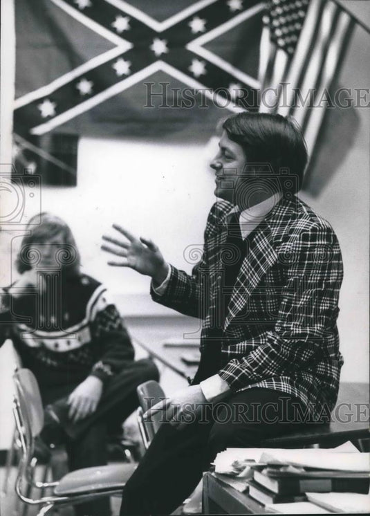 1976 Press Photo Timothy O'Driscoll talks to students, Arrowhead High, Hartland. - Historic Images