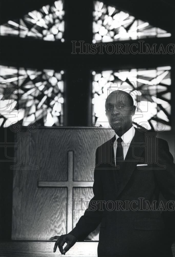 1990 Press Photo Reverend Garnett Herron of Morris Memorial Church of God - Historic Images