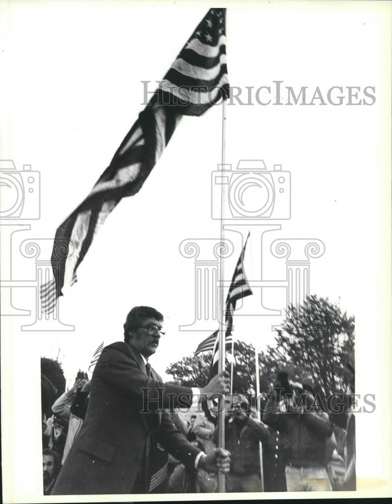 1980 Press Photo Richard Hermening raises U.S. Flag honoring Tehran hostages - Historic Images