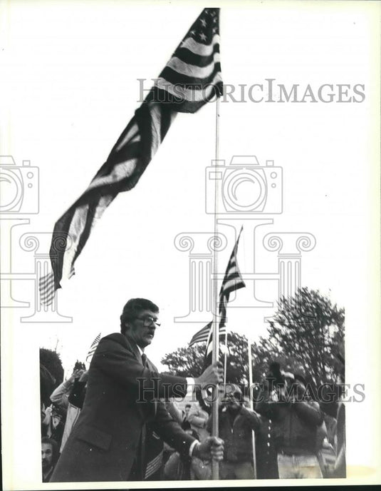 1980 Press Photo Richard Hermening raises U.S. Flag honoring Tehran hostages - Historic Images