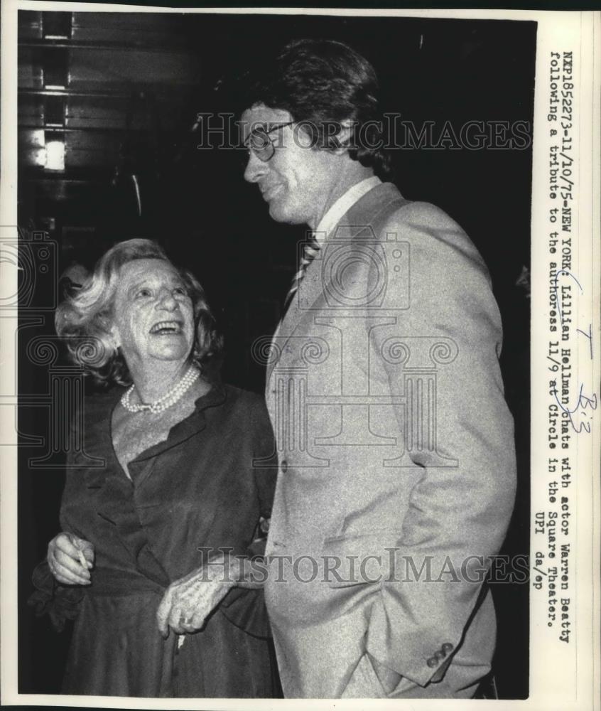 1976 Press Photo Lillian Hellman With Warren Beatty At A Theater In New York - Historic Images