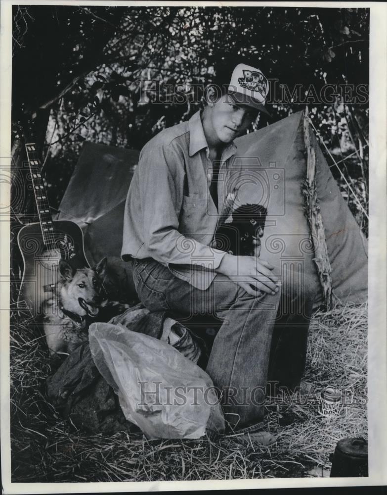 1981 Press Photo Jerry Lucas at camp for oil rig - mjb62120 - Historic Images