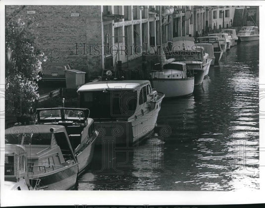 1977 Press Photo Boats line up on Milwaukee River in the Business District - Historic Images