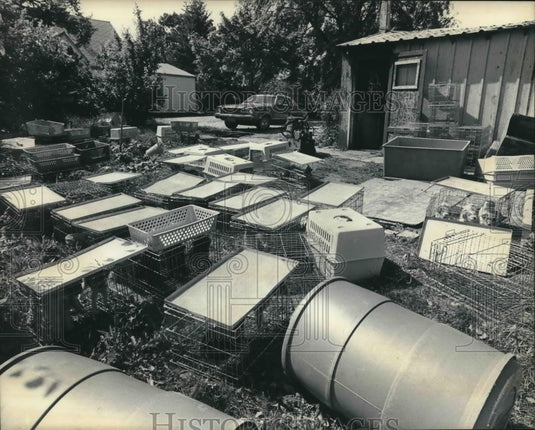 1983 Press Photo Dog and animal cages after fire in Oak Creek, Wisconsin - Historic Images