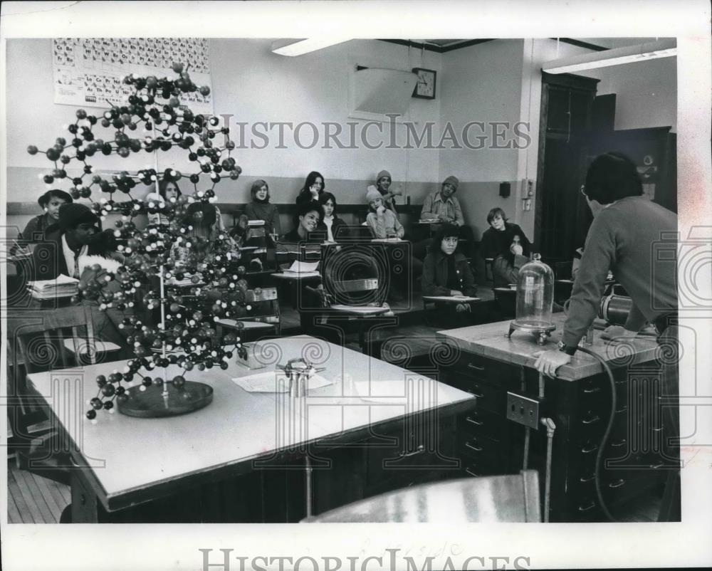 1976 Press Photo Physics Class at Riverside High School in Milwaukee, Wisconsin - Historic Images
