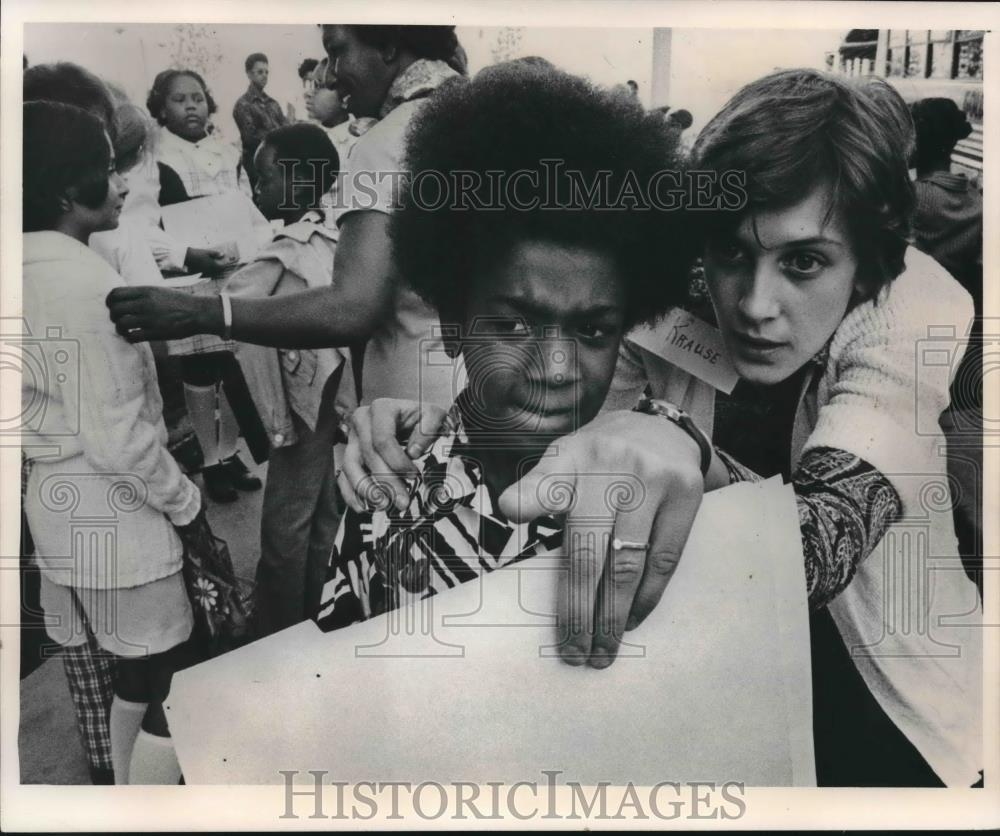 1976 Press Photo Student Directed to Teachers by Aide at Fourth Street School - Historic Images