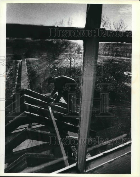1980 Press Photo Mel James trains to be a builder for The New Tribes Mission - Historic Images