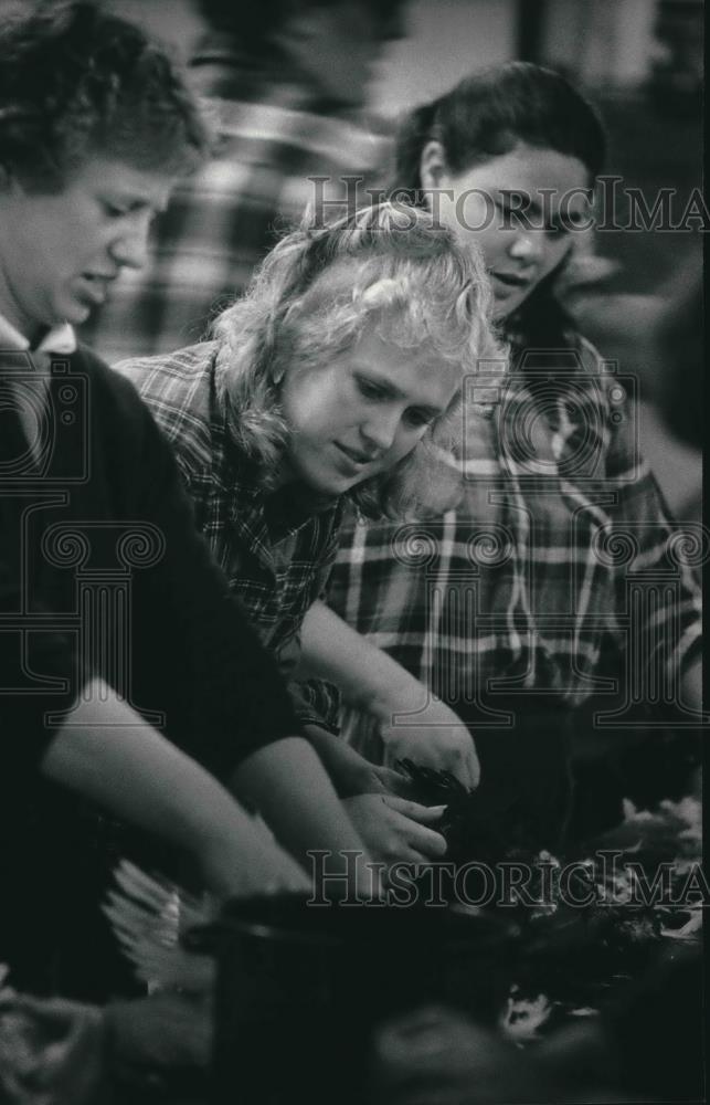 1985 Press Photo New Tribes Mission students, Lisa Dye prepares food - mjb64232 - Historic Images