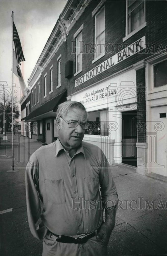 1980 Press Photo Paul Nicely, front of building in Tampico, Reagan's birthplace - Historic Images