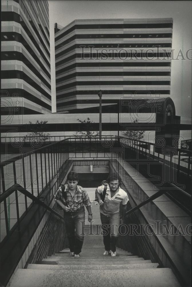 1985 Press Photo Students climb stairs to Milwaukee School of Engineering - Historic Images
