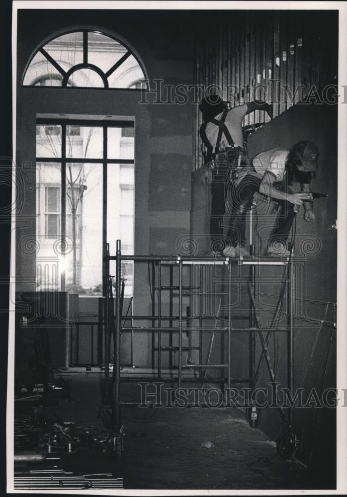1989 Press Photo Workers hang drywall at Liberty Bank Lobby, Milwaukee Center - Historic Images