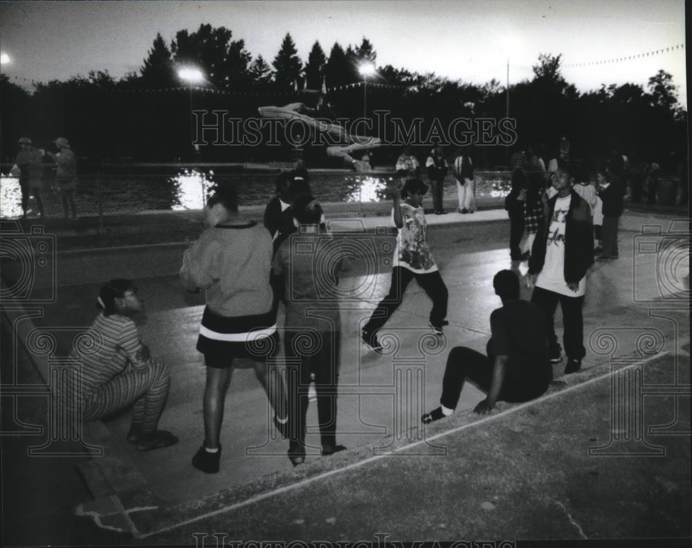 1994 Press Photo Dancing youths at empty wading pool at Hoyt Park - mjb62256 - Historic Images