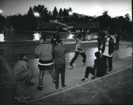 1994 Press Photo Dancing youths at empty wading pool at Hoyt Park - mjb62256 - Historic Images