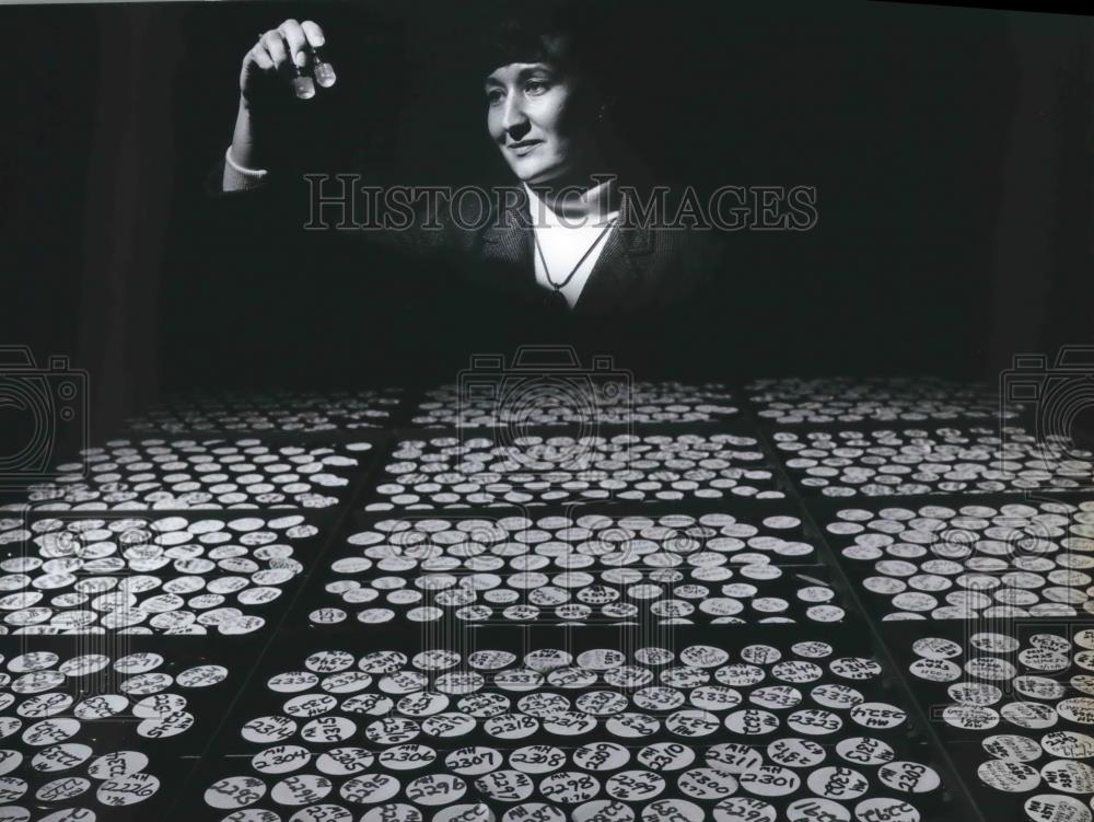 1983 Press Photo University of Wisconsin Bacteriologist Martha Howe With Samples - Historic Images