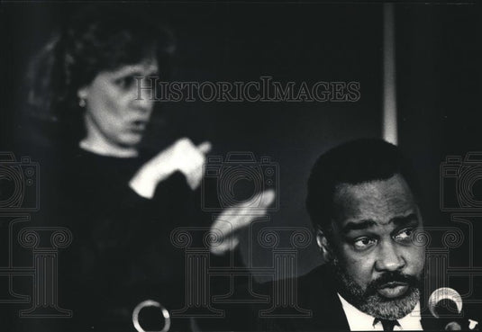 1980 Press Photo Milwaukee Mayoral Candidate Lee Holloway & signing interpreter - Historic Images