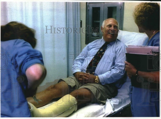 1993 Press Photo Ed Howe, Chief Executive of Aurora Health Care, Has Cast Cut - Historic Images