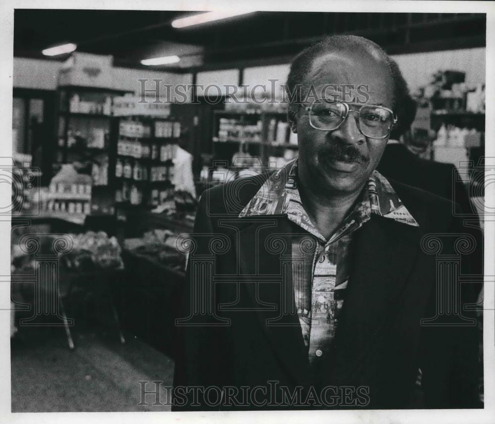 1978 Press Photo Henry Hall, owner of Hall's Barber Supply in Milwaukee - Historic Images