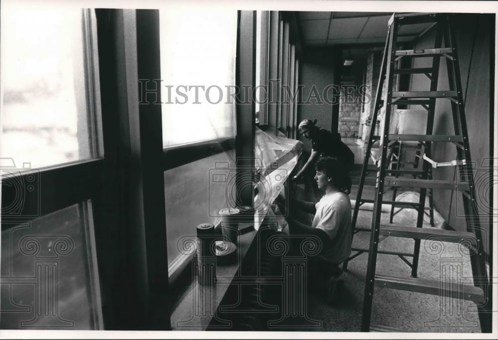 1992 Press Photo Crews seal surfaces for asbestos removal in Port Washington - Historic Images