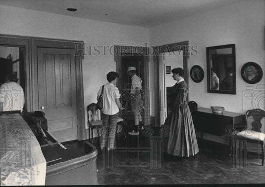 1984 Press Photo Barbara Howard with visitors in Sanford House, Wisconsin. - Historic Images