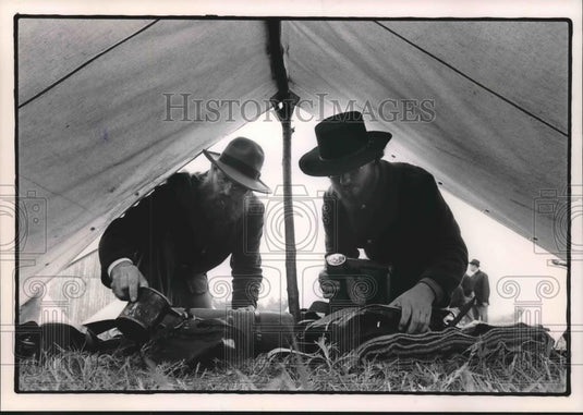 1989 Press Photo Jefferson Shrader and soldier clean tent, Old World Wisconsin. - Historic Images