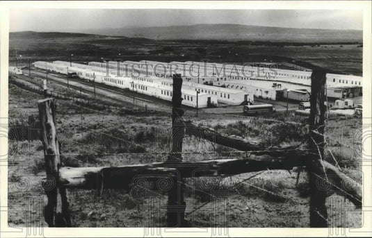 1981 Press Photo Temporary camps for men and women working on oil rig, Evanston. - Historic Images