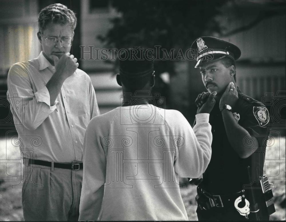1991 Press Photo Kalvin Smith, Mayor John O. Norquist with police officer - Historic Images