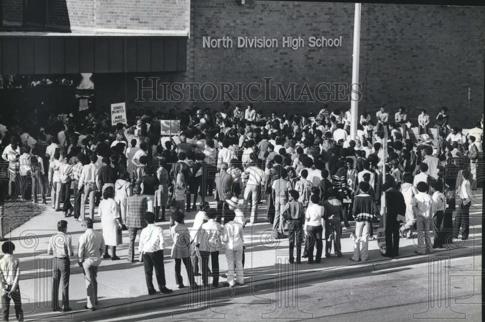 1979 Press Photo North Division parents and students protest desegregation plans - Historic Images