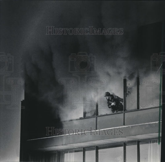 1986 Press Photo Firefighters at Milwaukee War Memorial Center fire - mjb62579 - Historic Images