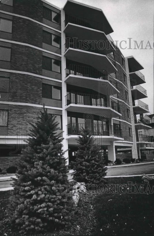 Press Photo Draper Hall Condominium, Oconomowoc, Wisconsin - mjb62688 - Historic Images