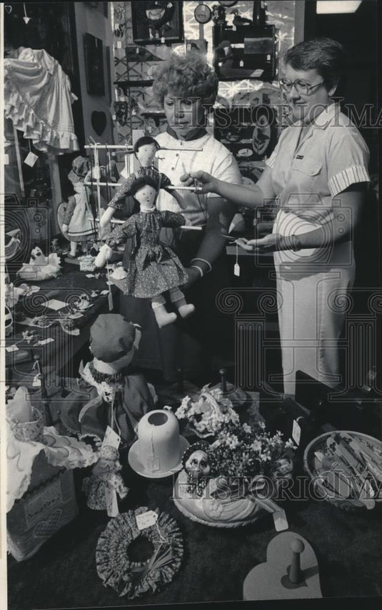 1985 Press Photo Sally Sterwald and Jean Oehmcke in a Oconomowoc store - Historic Images