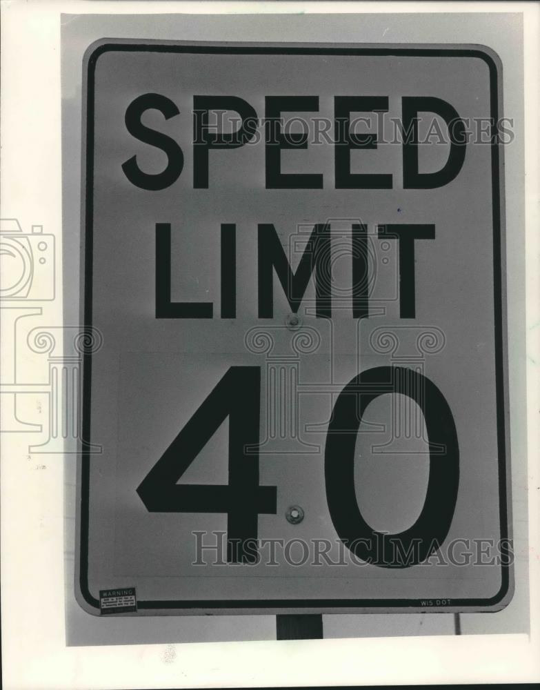 1986 Press Photo reduced speed limit on Highway 16 in Oconomowoc, Wisconsin. - Historic Images
