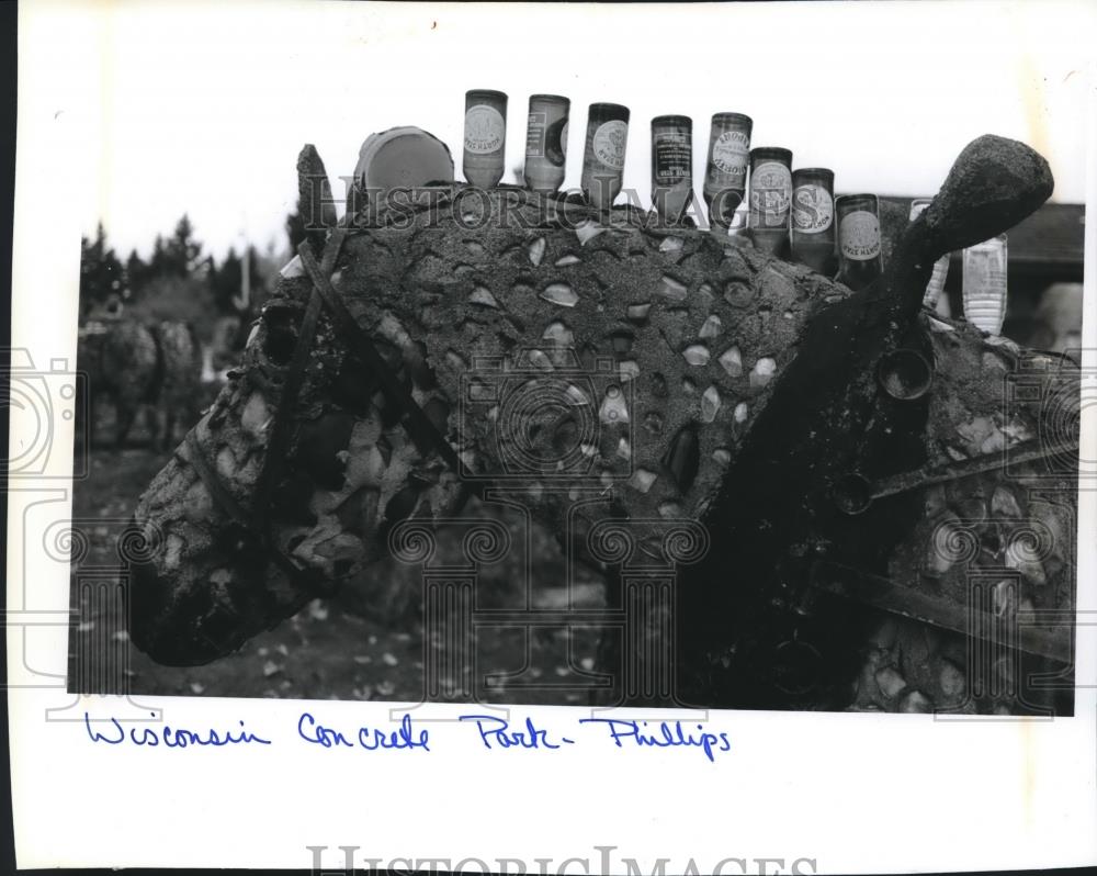 1994 Press Photo Horse made of beer bottles in Wisconsin Concrete Park. Ogema - Historic Images