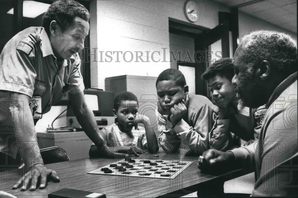 1989 Press Photo Activity night with checkers at Northcott Neighborhood House - Historic Images