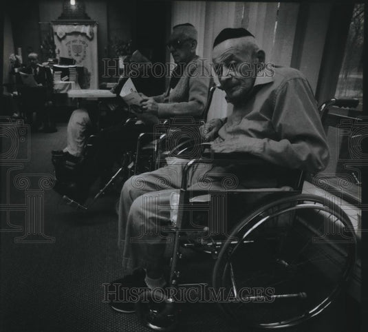 1993 Press Photo Group at the Milwaukee Jewish Convalescent Center - mjb62740 - Historic Images