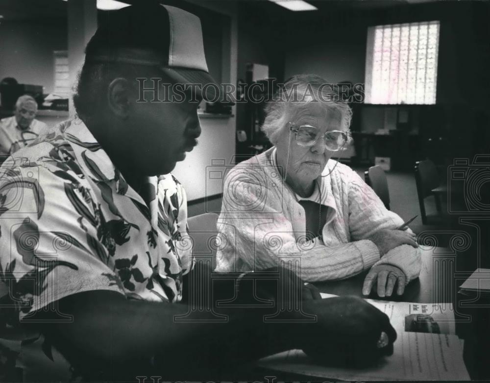 1992 Press Photo Julia Harding Tutors Billy Vanlandingham in Reading, Milwaukee - Historic Images