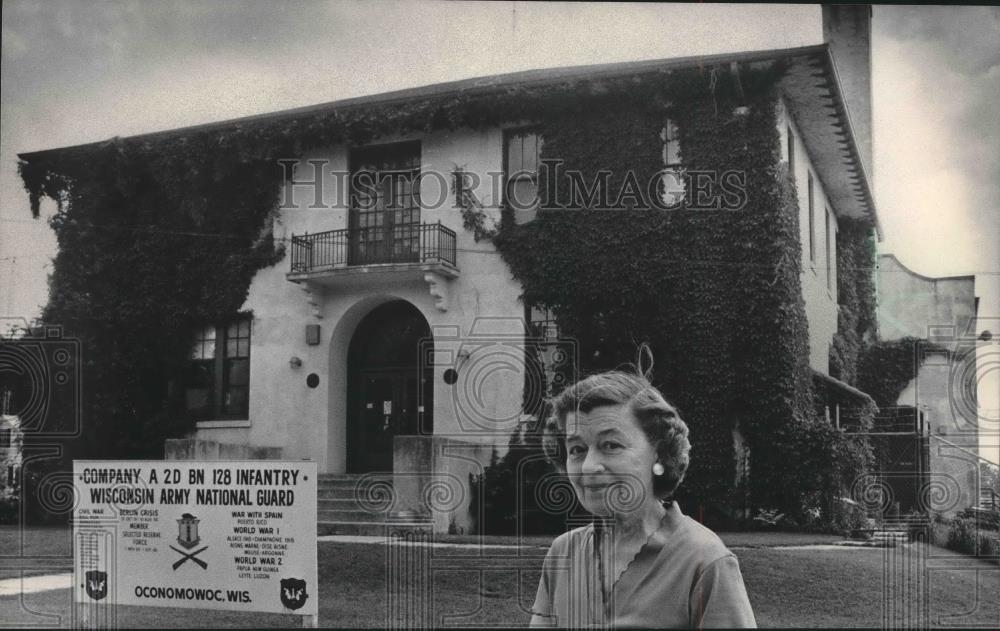 1984 Press Photo Jean Johnson in front of building that is becoming a museum. - Historic Images