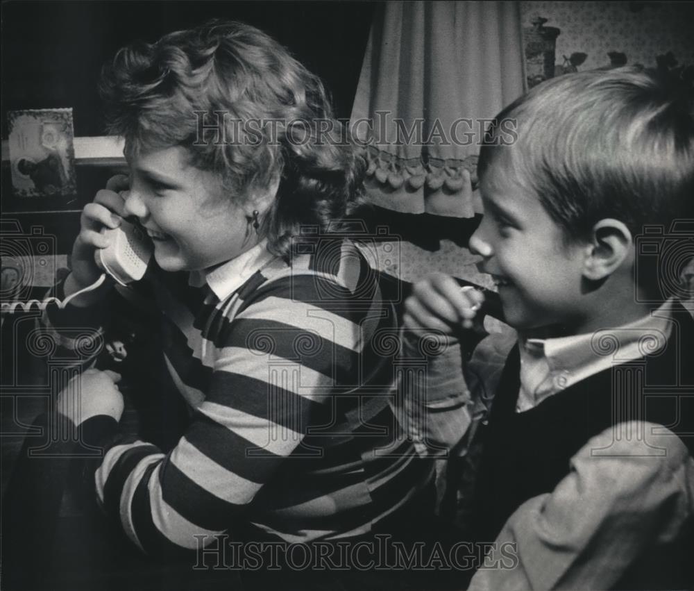 1986 Press Photo Eugene Hasenfus's family talking on telephone in Marinette - Historic Images