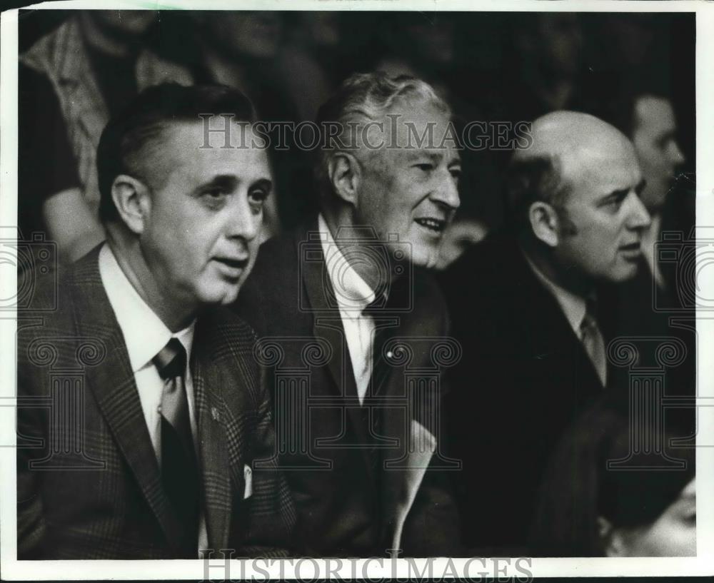 1986 Press Photo Three prominent Wisconsin Republicans watch a basketball game. - Historic Images