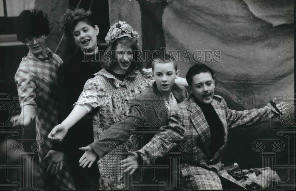 1995 Press Photo 950 students competed in Odyssey of the Mind at Hartford High - Historic Images