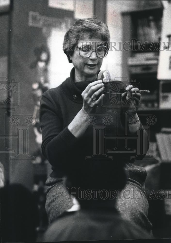 1990 Press Photo Sister Marie Regina Redig talks to 1st graders about hearing - Historic Images